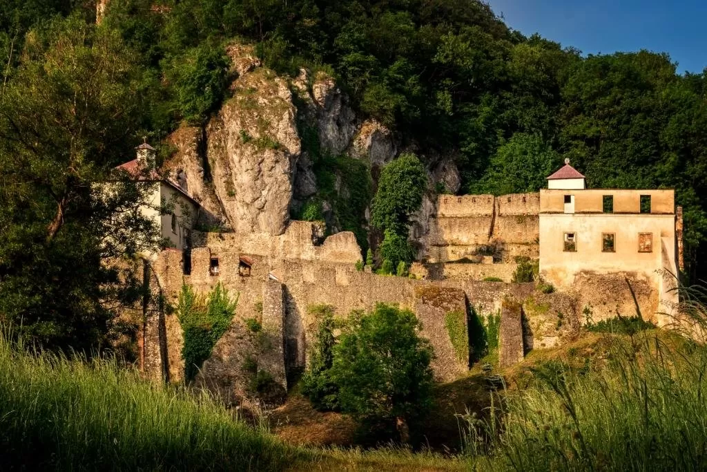 Kláštor skalka nad váhom