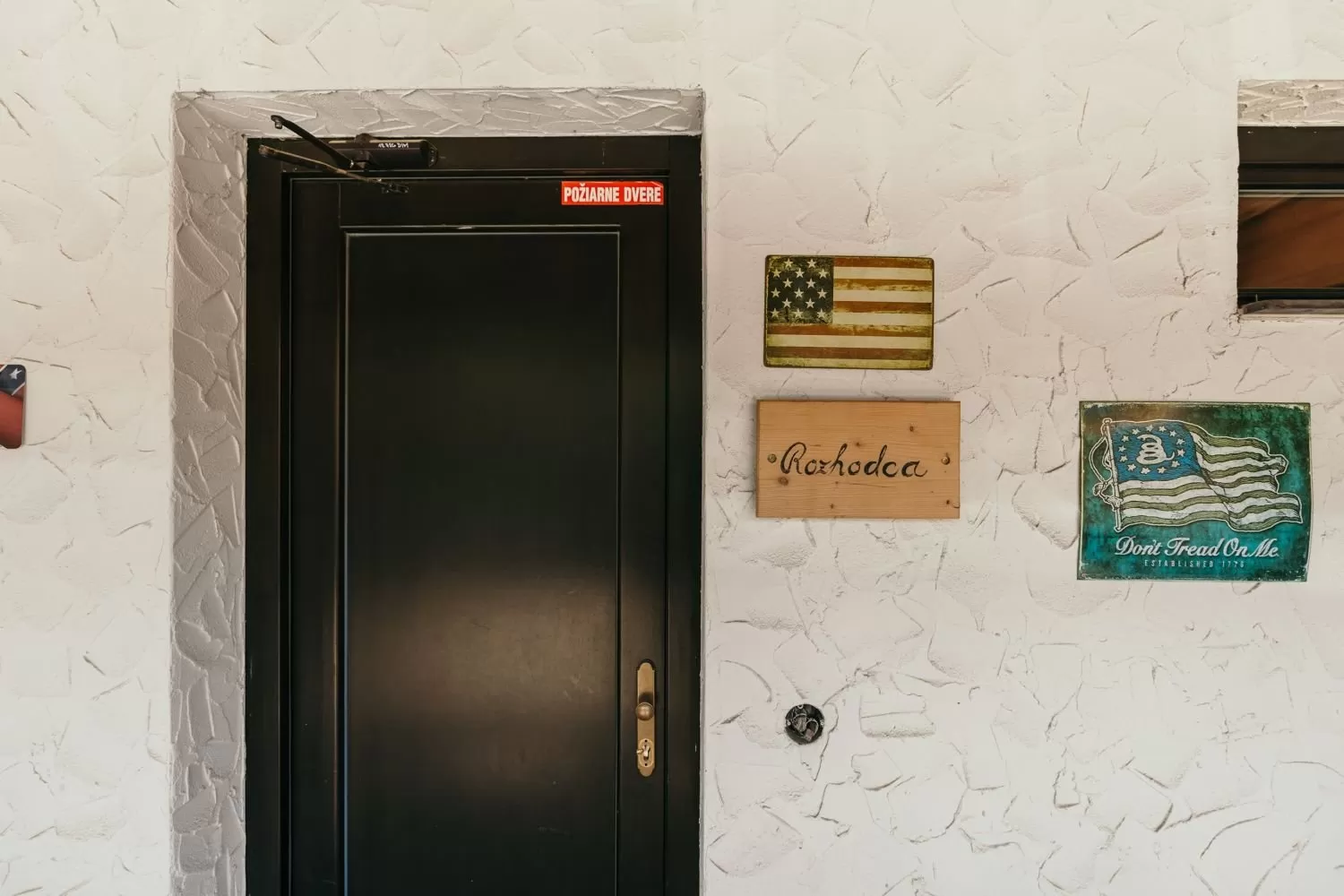 Pokojový rozhodčí nahoře