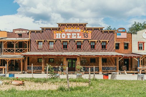 Western hotel Ranch 13