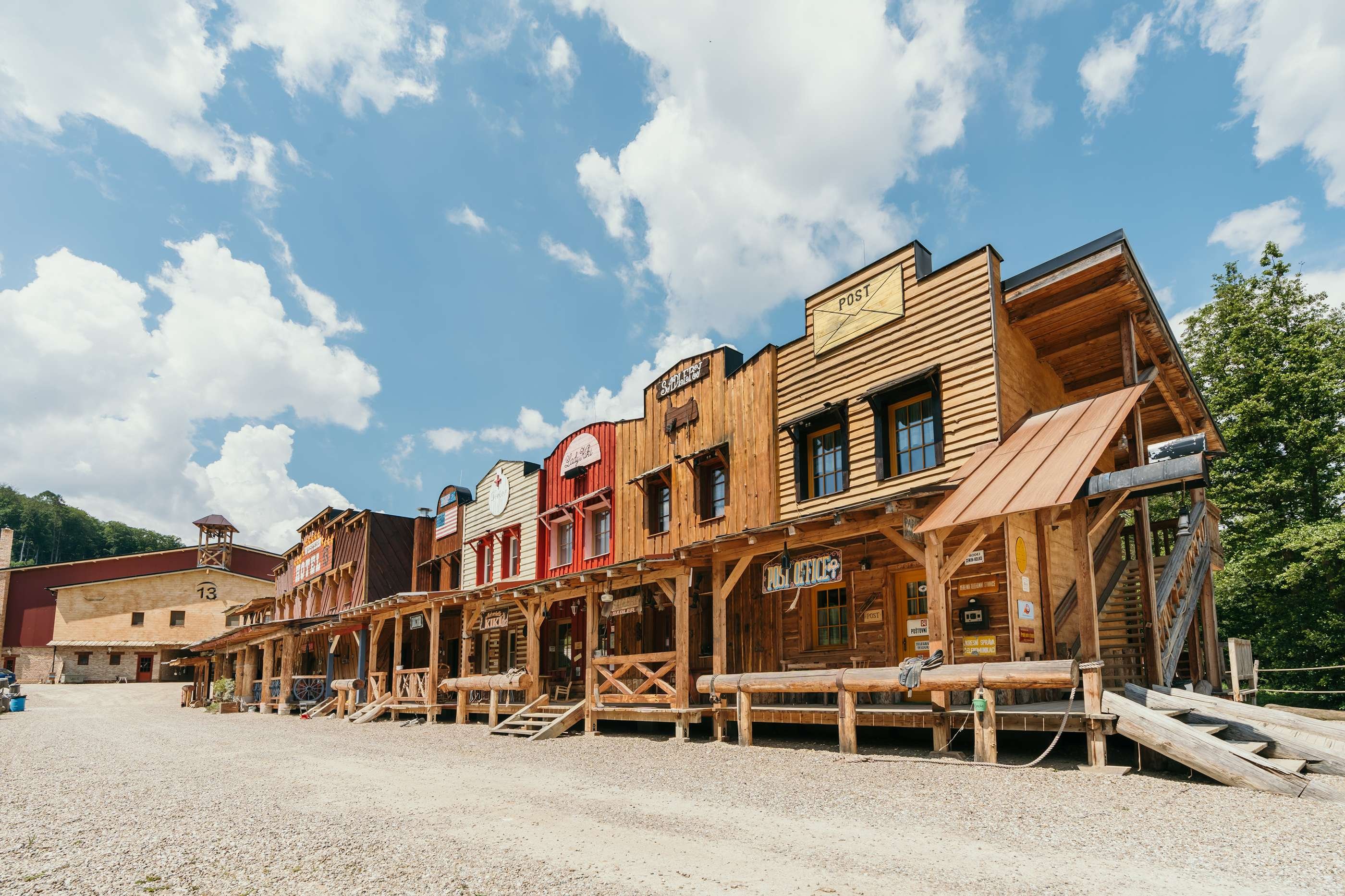 Sme westernový ranč s jazdeckou halou a ubytovaním. U nás nájdete zábavu, pohodu a oddych s rodinou či priateľmi. Atmosféru divokého západu si môžete naplno vychutnať na našich westernových rodeách. Ponúkame jazdecké lekcie so zameraním na reining, ustajnenie koní, ako aj organizáciu osláv, svadieb a firemných podujatí. Kantína je otvorená iba počas verejných akcií  